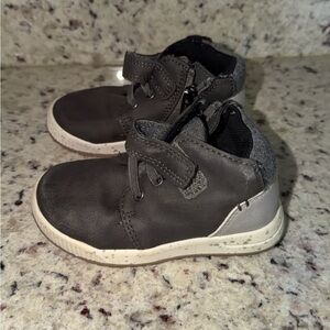 Boys cat & Jack size 6 shoes